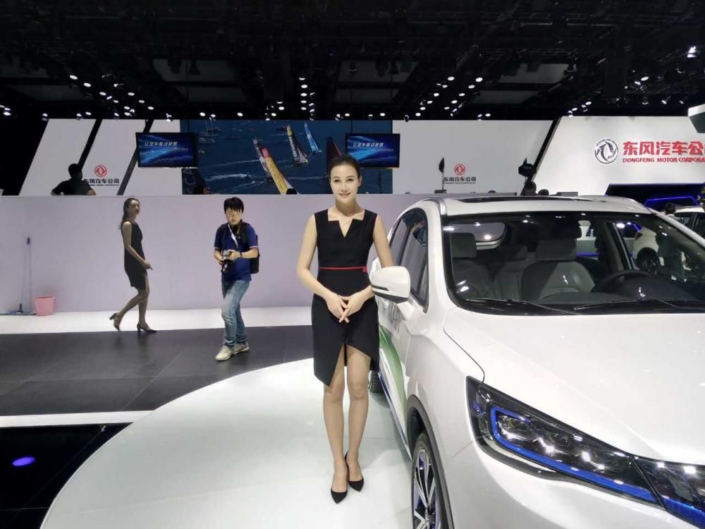 ����ɫ���ˣ�ǡ���������񣬴�����覡�