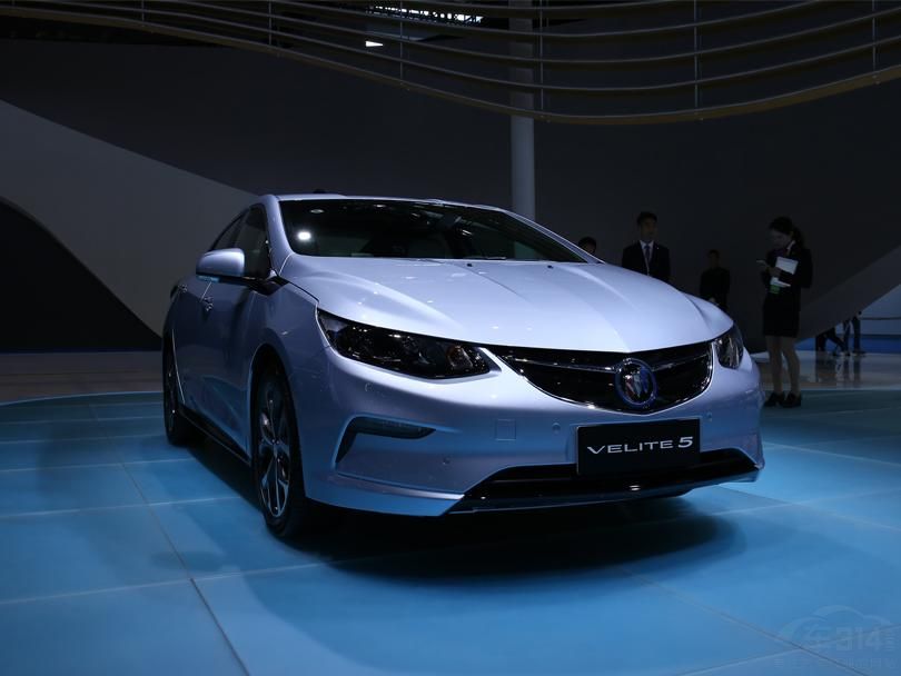 ����ϵͳ��1.5Lֱ�緢������EVT��������޼������䡢����˫����ͬ������Լ�����Ϊ18kWh��Һ��ʽ��������Ԫ﮵�ص���ɡ�