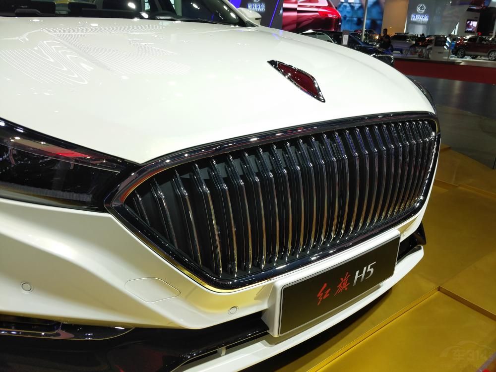 ���к������Ĵ�ߴ�ֱ�ٽ�����դ��������ϸ����LEDǰ����顣