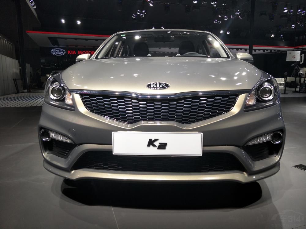 ������Χ�����˸��Ӵ���ĺ�ɫ�����Χ��ơ�