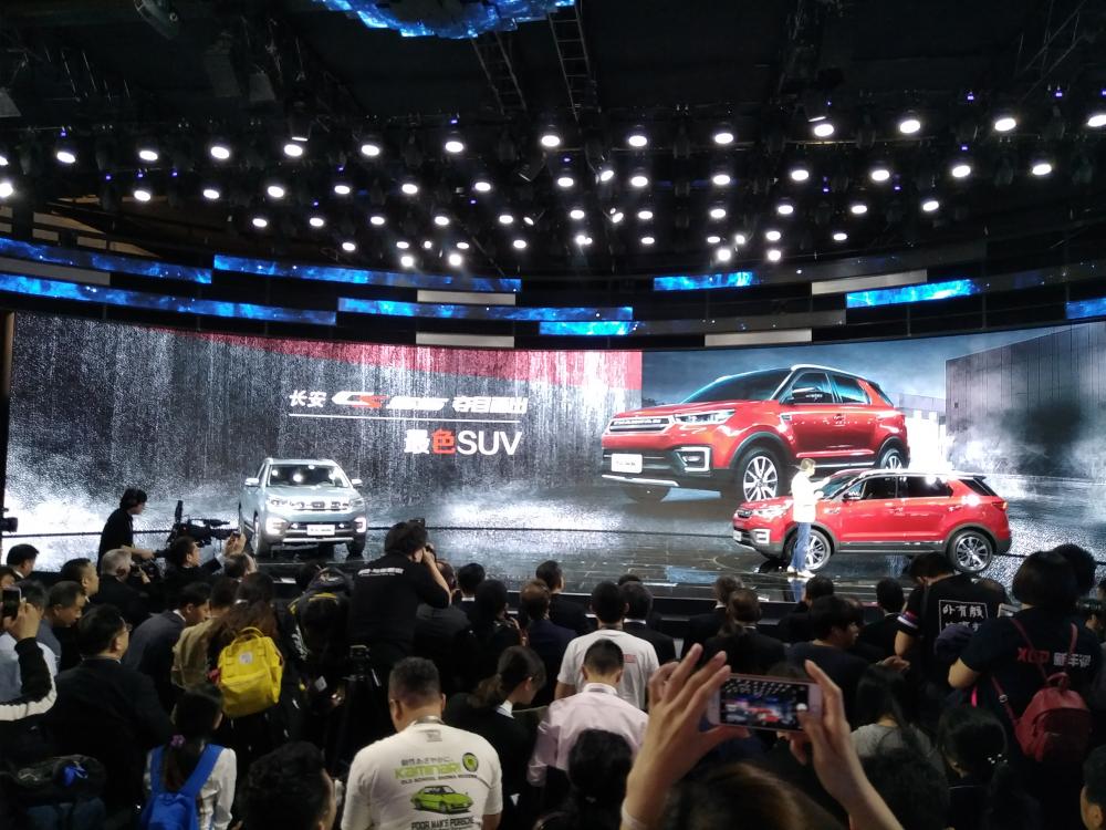 ����CS55��β�����Ҳ���в�θС��ڱ��ո��·����ó�����˫�߹������������ײ�����ɫ���������복ͷ���Ӧ���ÿ���ṩȫ���촰�������״����Ӱ�񡢸�����Ȧ�����á�