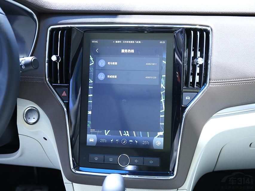 ����ǰ������ͷ��װ�ڴ�֮�⣬���ʱ������logo�󷽼���һȦǳ��ɫ�ĺ����ơ�