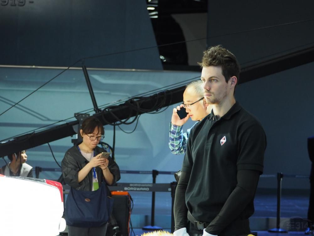 һͷ�ں�ï�ܵ�ͷ����һ˫��ü��ȴ��һ��ϸ�����һ��ۣ������˶��飬����һ��С�ľͻ����ݽ�ȥ��