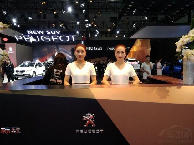 ���µķ�ü��һ˫��������������ͦ������ǣ�����΢�Σ�����������ӣ����