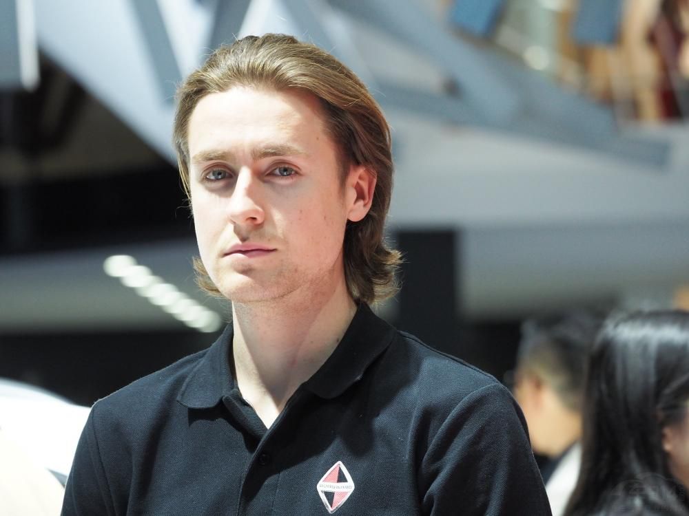 ����һֱ������Ц�⣬����ģ�����ҹ������������¡�