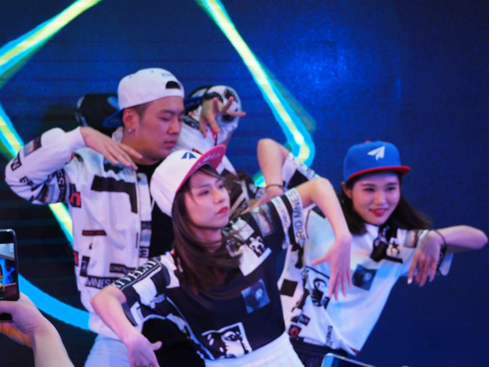 ��̨�ϣ������ĵƹ���ǿ�������ߣ����������ֵĽ���������趯������ɫ�ĵĹ���׷��������