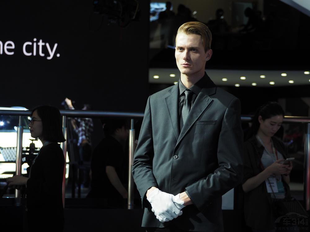 �ر���ʱ��ʱ�ֵ�С���ӣ�����������˧���м�����һ˿���