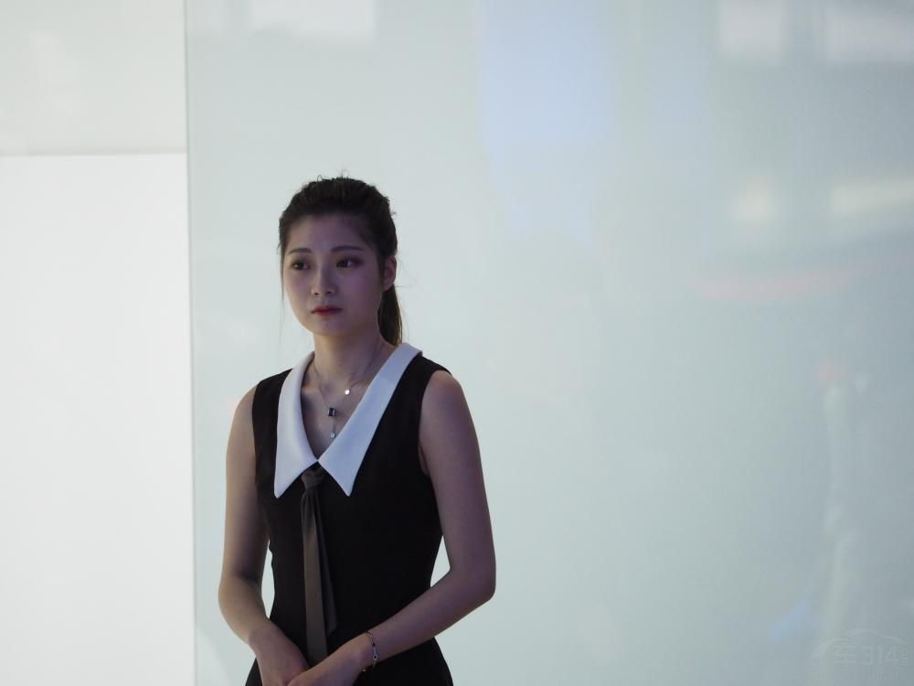 ���аװ׾��������ӣ�����ϸϸ�ļ�����˫ü�޳��续��˫����˸���ǡ�