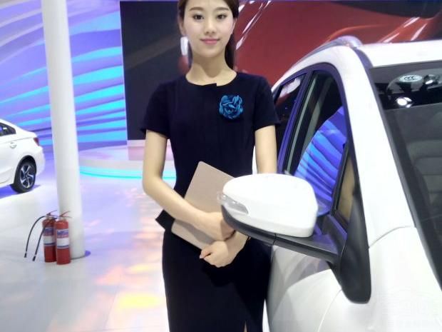 ����ʤѩ,˫Ŀ����һ����ˮ,�ڸ�������ת�˼�ת��