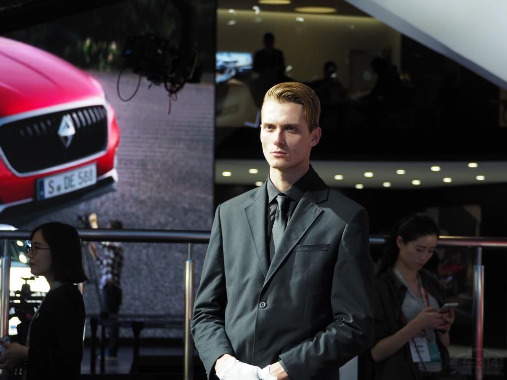 �������������ŵ����У������ﲻ������¶���ľ������˲���С����