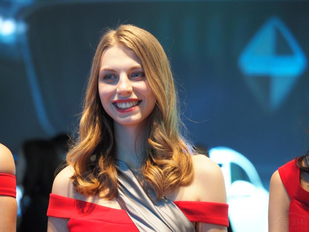 ��˿��ϸ�����ĵ���ɫ��ͷ����������϶��͸���������⣬��ƽ�һ����ҫ��