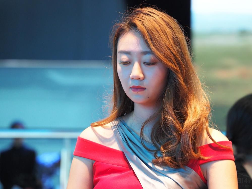 ��˫�۾���ȷ����ϸϸ�ġ������ģ�����΢΢�����޽���ȥ��