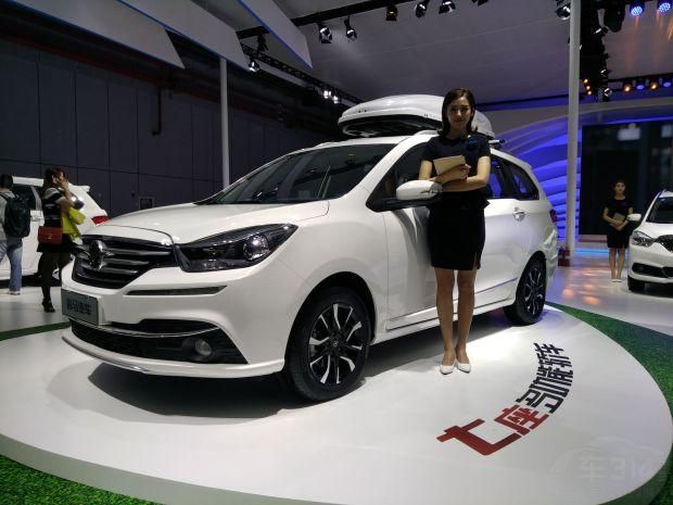 һ�Ź�����,˫ü�޳�,��ɫ��Ȼ΢��,ȴ�ڲ�����������,�ݹ����ˡ�