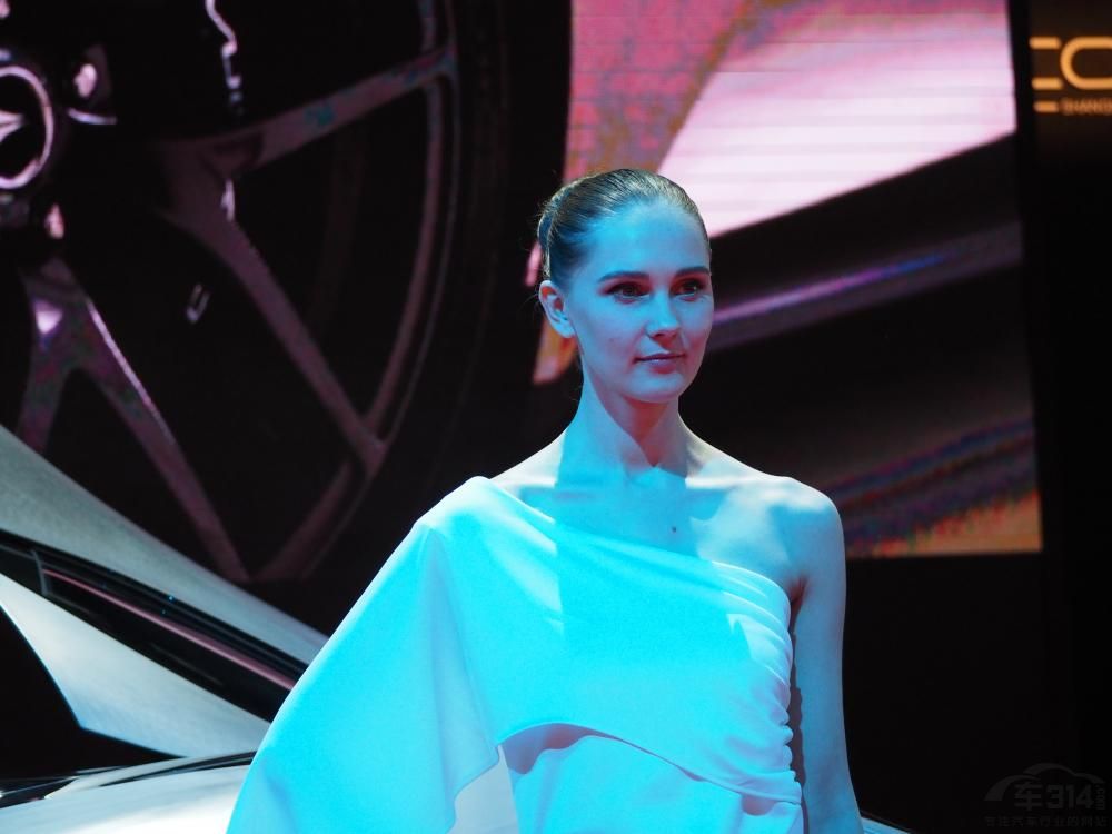 ����üë���������۾�һ���ر��������������������ɫ�ġ������ġ�����Ǳ�ֱ�����������Һ����жԳƵ�ʱ��