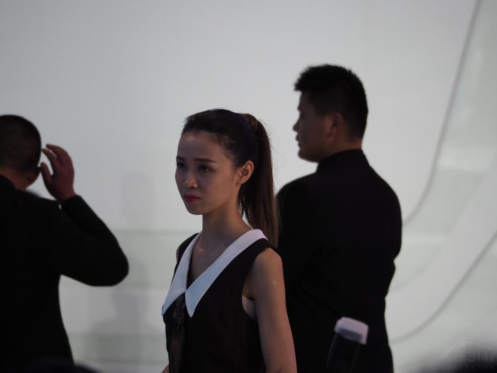 ��һ�Ź�������˫ü�޳�����ɫ��Ȼ΢�ڣ�ȴ�ڲ��������������ݹ����� ��