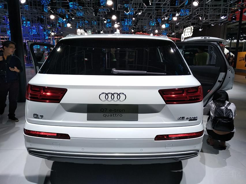 ۷棬µQ7 e-tronͨȫ°µQ7ò־ԵǰդɫװΣǰոҲϸ΢