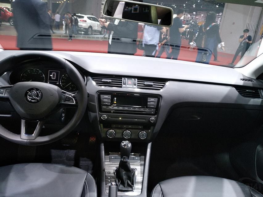 ���г������߷ֱ�Ϊ4687/1814/1479mm��ѡװ����ܺ��1509mm�������ͬ��Ϊ2686mm��