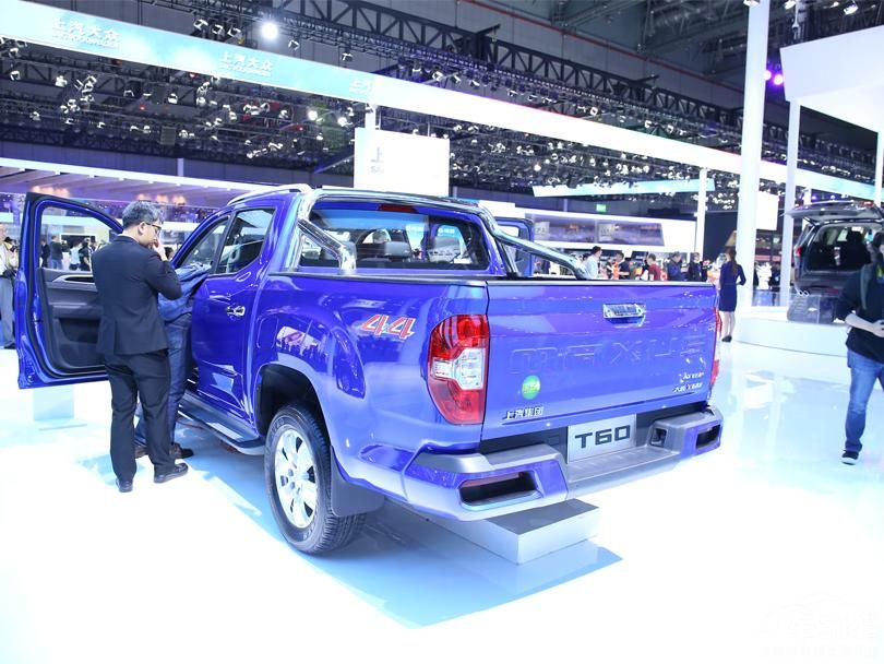 �п�̨����T���β��֣���ȫ�ڵ���ɫ���й�����һ����ɫװ�Σ�����Ч��������ء�