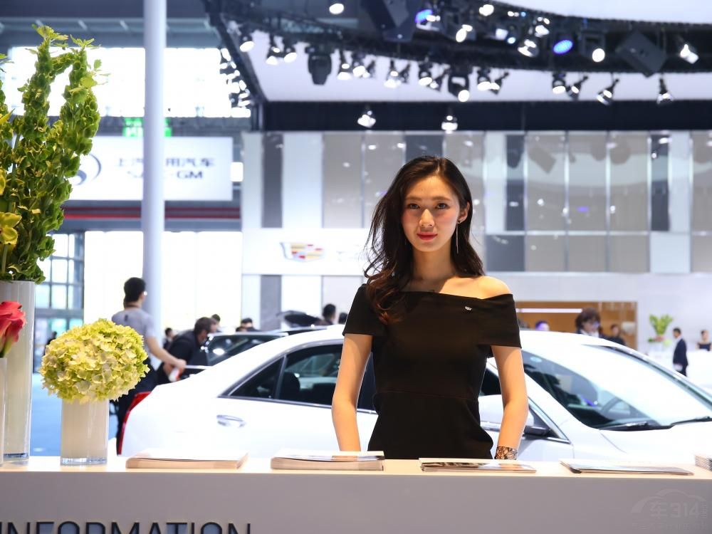 ��ڵ�ͷ��������Ȼ������ͻ��ȣ�ɢ���������˰ٰ�����ָ���ḧ��Щ��˿�Ĵ��С�