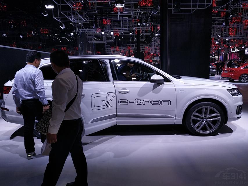 ȫ°µQ7 e-tronڵİ汾һ̨2.0TFSIͷ͵綯ɵĲʽ϶ϵͳ