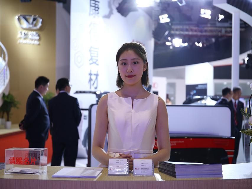 ���Ů��վ������ĸо���������һ�����µķҷ�������������Ȼ��ɢ����������������ÿ������ͷ��