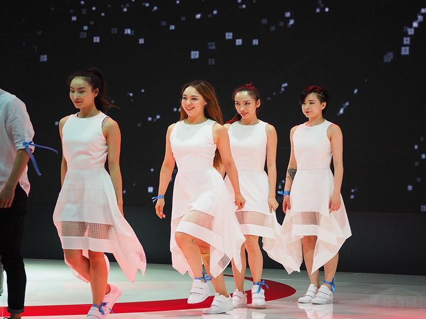 һ��С��Ů������С��ȹ��