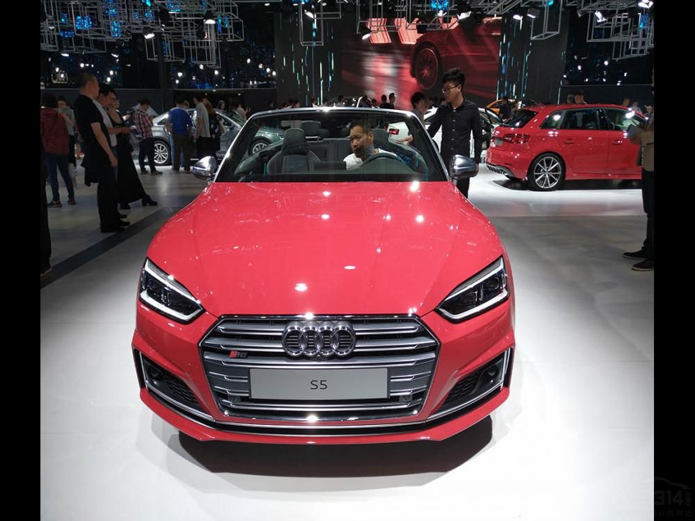 ȫ°µS5 Cabrioletƣ䳵ֿţ־ԵδǰդϬǰơǰΧ䣬˶С