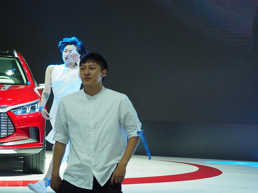 ������Ů����ܵ�λ����