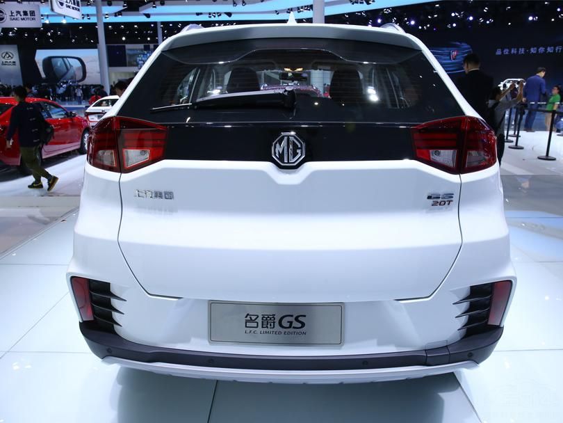 �������˷絶���͵ĺ�ɫ�ΰ壬�˶��и�Ũ����