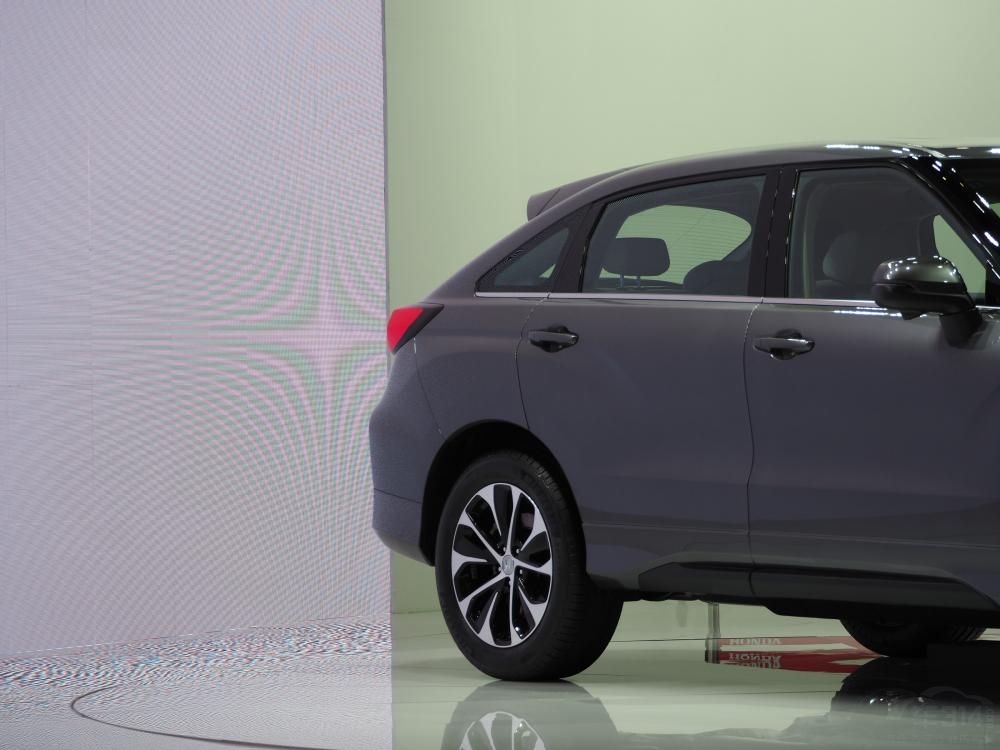 �ټ��ϱ���SUV����һ��ƽ���ĵذ壬�ڵ��ĺ��ſռ���ּ������������д��ͽγ���