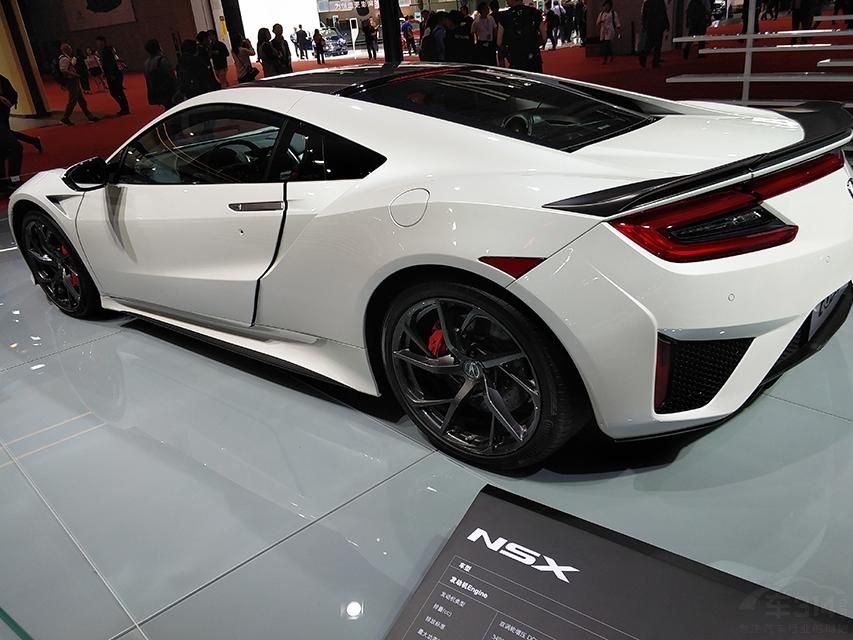 ک��NSX������3.5L˫������ѹV6��������3̨�綯����ɵĻ�϶���ϵͳ�����������뷢����ƥ�����һ̨9��˫��ϱ����䡣