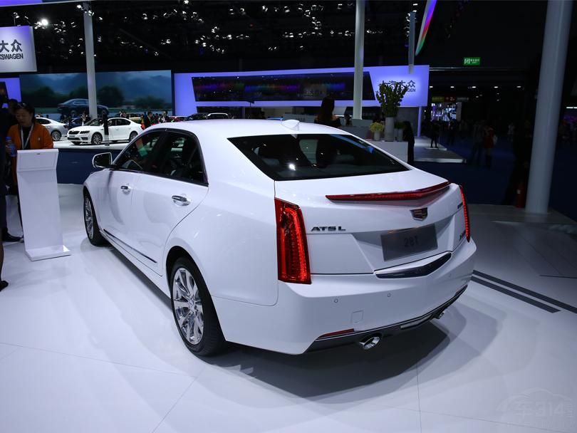 28T���ͳ��˸���8AT�����䡢���ӷ�������ͣ�����⣬��������CarPlay�ֻ�����������4G�����ȵ�ȸ߿Ƽ����á�