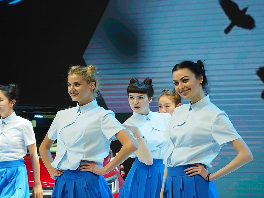 ��Ȼ��������ɫ���·�ֻ�ʺ�Ƥ���׵��˴���