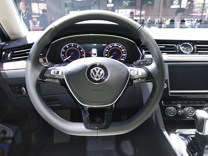 ������ȡ�����Ͽ����ڷ������ϵ�ľ��װ�Σ�ͬʱ�������̵ײ���ƽ���Եø������ᣬ�����м����˶���Ϣ