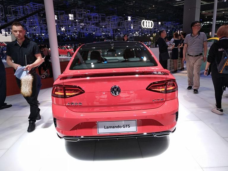 ǰ������դ���÷���״��ƣ�ǰ���ո������դ����������߶���GTI���ƵĶ�����װ�Σ��˶��и�ǿ��