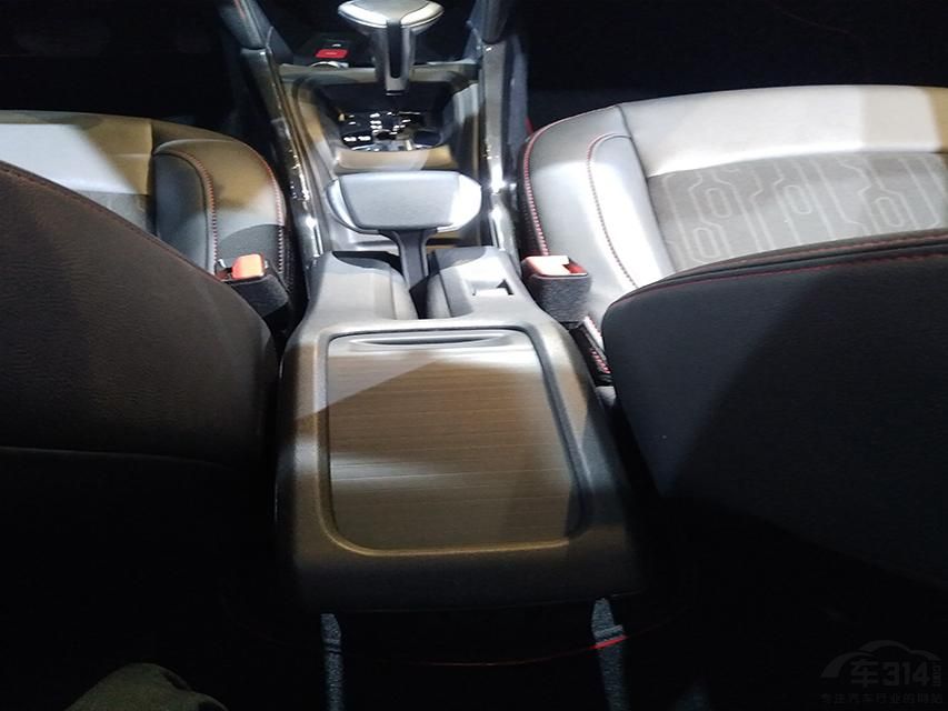 ڹڵSUVȳУѩûռһϯ֮أƺ˸е⡣