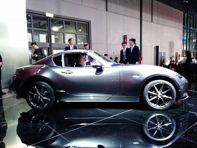 óӵMX-5 RoadsterĽͳΪ3915/1735/1245mm߶5mm