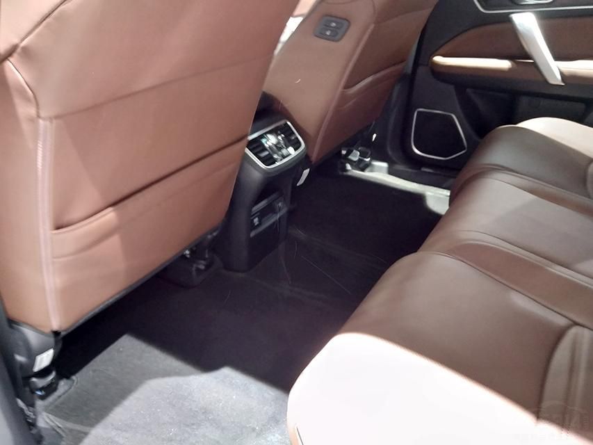 ʽĻʽҺǱ̵ȣľΰ塢ɫƸԪصĵ׺ͻԳ˱UR-VڲݻƼ