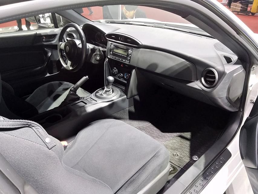 �򵥵��пأ����˸�רע�ڼ�ʻ