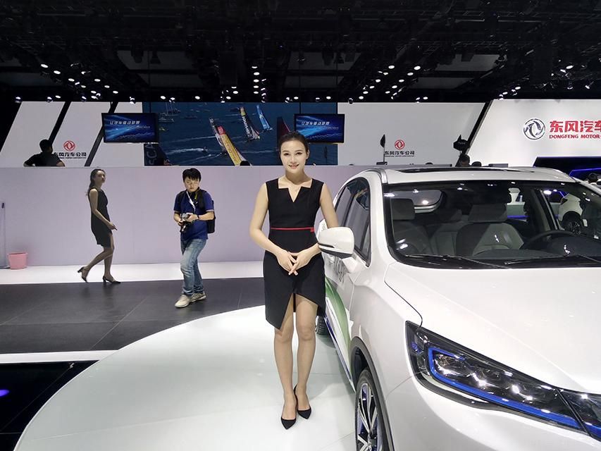 ����һ���޳���ĺ����ģ�ѩź���������ۣ�������Բ���޳����ȣ�ϸ���⻬��С�ȡ�