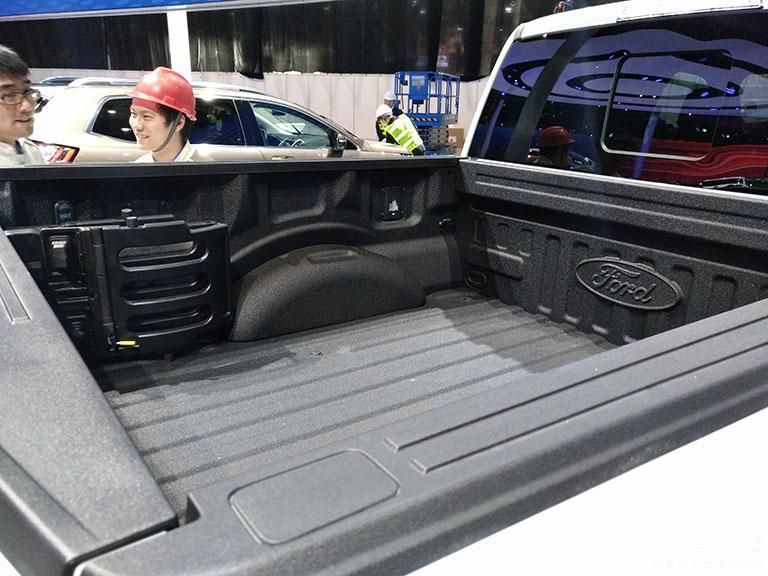 ԽҰǿFox Racing ShoxϵͳȴǰͨF-150 Raptorݣӵиг̡