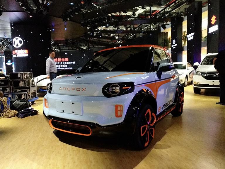 ARCFOX-1�������ͷǳ�С�ɣ������ߴ糤���߷ֱ�Ϊ2930/1680/1443mm�����Ϊ1870mm������������������ʺ�����Ϊ���д����Ĺ��ߡ�