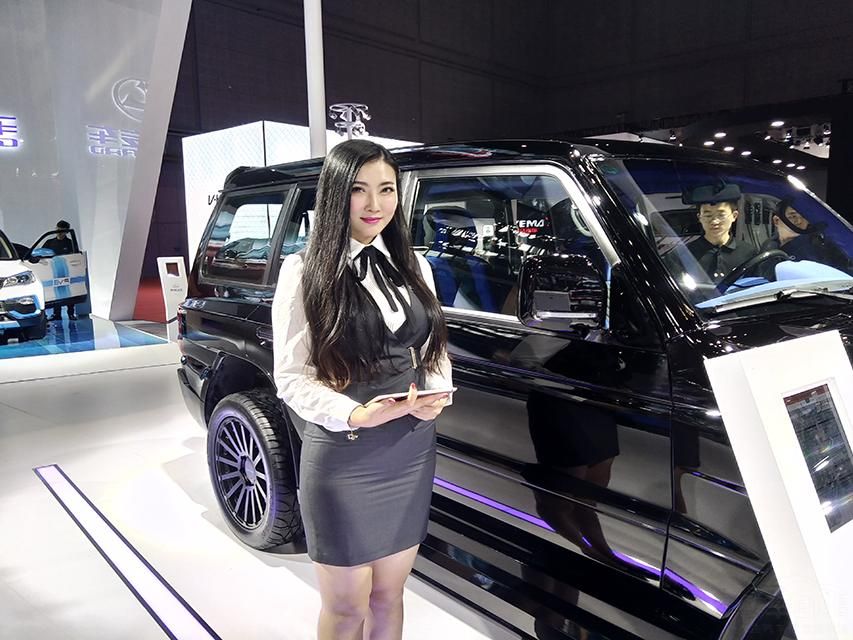 ħ�����ǻ�����ģ�һͷ�����ν�ƾ�������ҫ�۵Ĺ�â���޳��Ĵ��ȴ���һ����ɫ��ȹ���Գ����ĵ���������.��