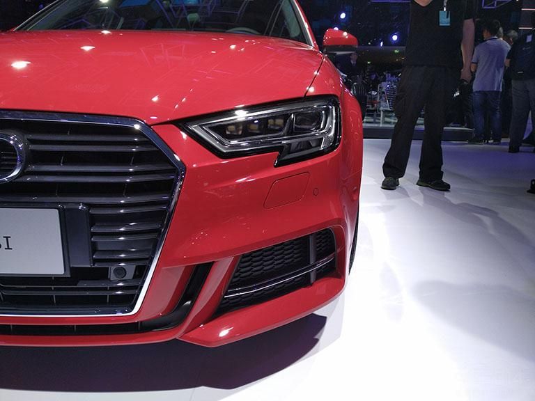 ������¿�µ�������£��LED���ƴ���͸����һӦ��ȫ