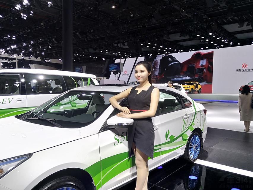 �ټ���������������ϸ�����������������Ƶķ�����������һ����ɫ����ľ������ˡ� 