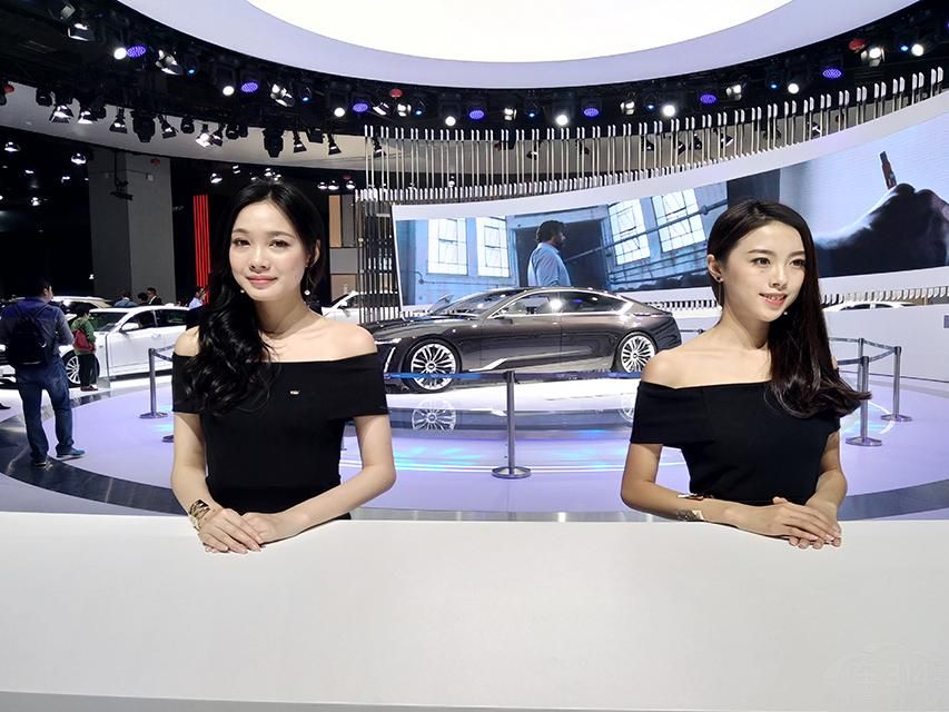 �����۾�����ϸϸ�����ģ����Ǻ�����ɣ�һЦ�ͱ���������졣