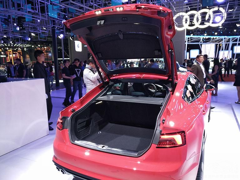 Audi S5׼װquattroʽϵͳ˳ϵĶвٿر֡