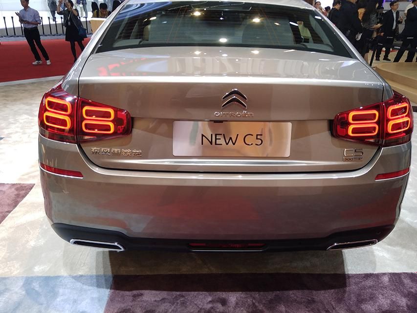 β�Ʋ�����ȫ�µ���ƣ���������LED��Դ�����ո�����ͬ��������һЩ������