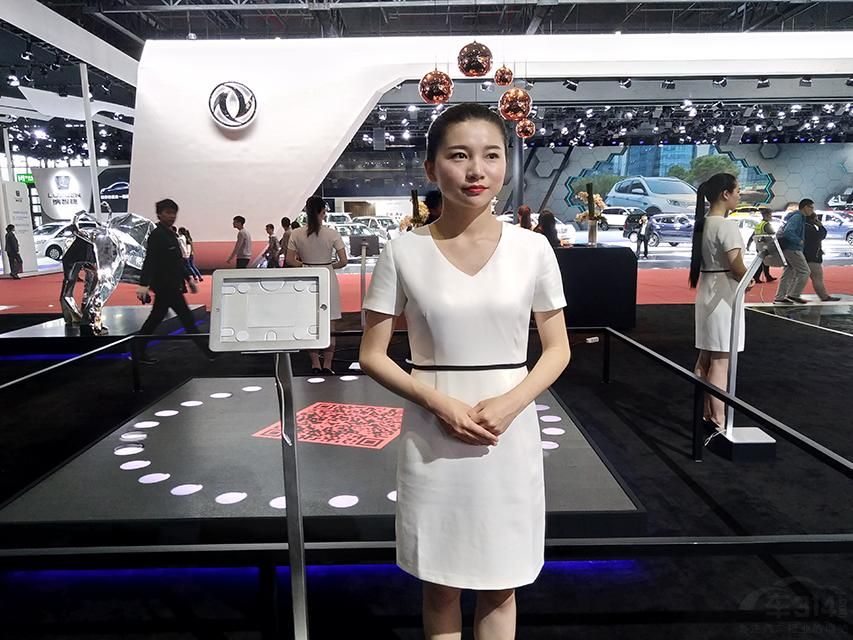 �ֺ��ֳ��Ľ�ë��������һ˫��ˮ��ͫ�����