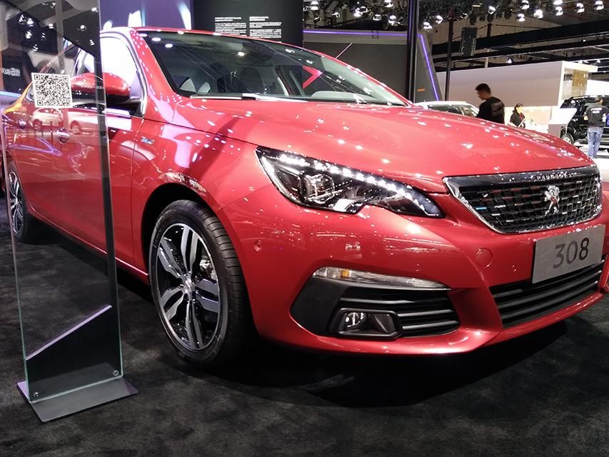 ����ǰ���Ϊʨ��ʽ��ƣ����䳵�͵�����������LED��Դ��